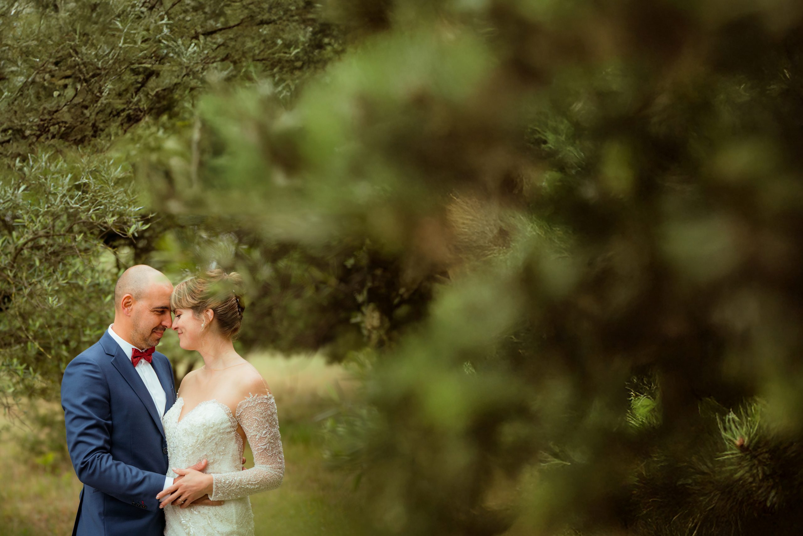 Flora Givelet Photographie – photo de mariage romantique près d’Avignon, couple de mariés face à face entouré d’oliviers.